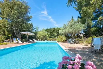 Image de Villa Escarguel – Villa de luxe à Sainte-Maxime avec piscine chauffée, jardin subtropical et vue mer, à distance de marche du centre-ville