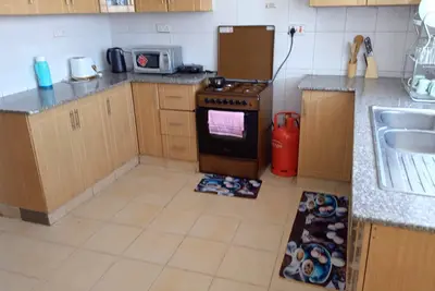 Image de 3 bedrooms apartment all ensuite near Jkia Airport.