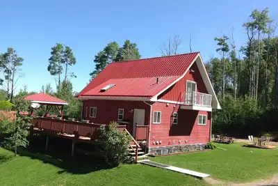 Image de Chalet & Hot tub with a view on private woodland acreage, 2km off Hwy 22