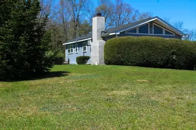 Image de •Dog Lover's Chalet w/ Fenced-In Yard 10 Mi to Waterparks/Hiking/Outlets/Casino•