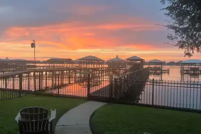 Image de Holiday-Ready Lakefront Retreat — Sleeps 10! Perfect for Christmas & New Years