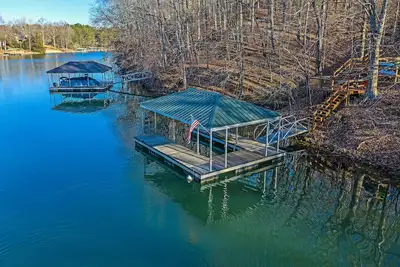 Image de Secluded Lake Front Keowee Home In-Town on over 2 acres with Private Dock