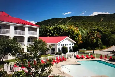 Image de South Mountain Resort is surrounded by vast blue skies and panoramic views