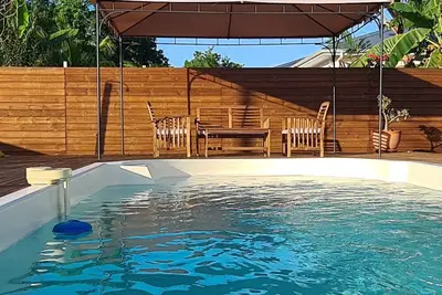 Image de Bungalow de charme avec une piscine privée