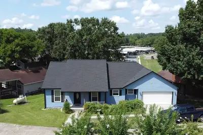 Image de Lakefront Home: Marina & Sports Court Access!