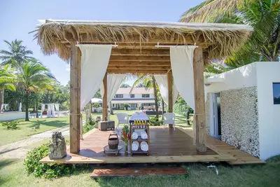 Image de Private bedroom in beachfront resort with jacuzzi/billiard/pool/Wi-Fi/cable Tv