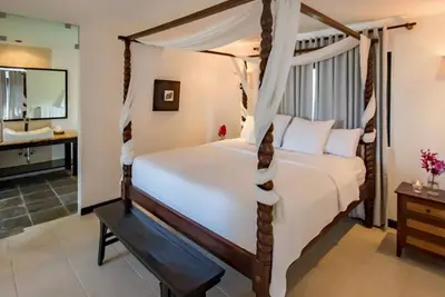Image de Hotel suite in luxury resort, snooker table, pool, jacuzzi, meals available