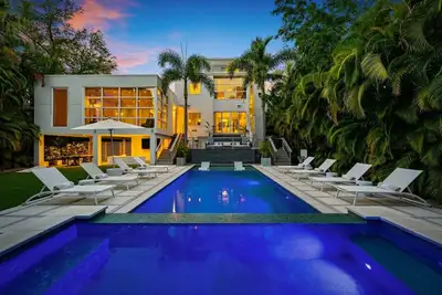 Image de Tampa's #1 Rated Private 1 Acre Luxury Estate- Stunning Pool Spa-Best Location!