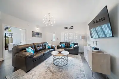 Image de Newly Redone and  furnished 2/2 condo that is walking distance to the beach