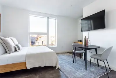 Image de Spacious Central Square Studio w/ Doorman, near T Stop