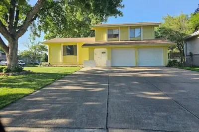 Image de Southwest Omaha. Interstate I-80 access nearby! Large, clean & safe home.