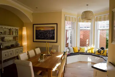 Image de Spacious, beautiful luxury home - short walk to the beach