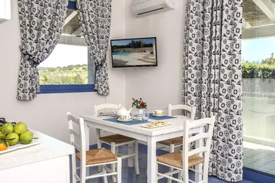 Image de Sextant three-room apartment in a villa with swimming pool 150 meters from the sea