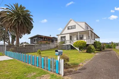 Image de A Wave From It All - Waihi Beach Holiday Home
