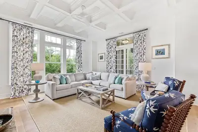 Image de Penthouse in popular, centrally located new construction neighborhood