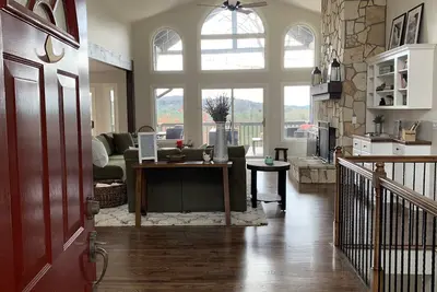 Image de Newly Renovated Large home with amazing views of Lake Toxaway