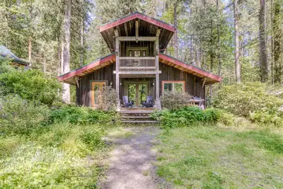Image de Dog-Friendly Riverfront Gem w/ a Private Hot Tub, Gas Fireplace, & Free WiFi