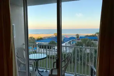 Image de Top floor condo with spectacular views of ocean and pools