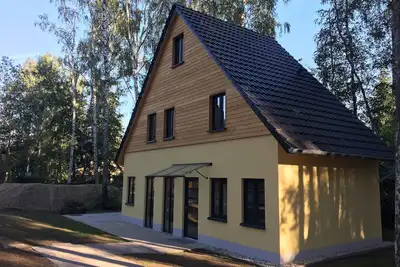 Image de lauch3. de: yellow holiday home by the lake