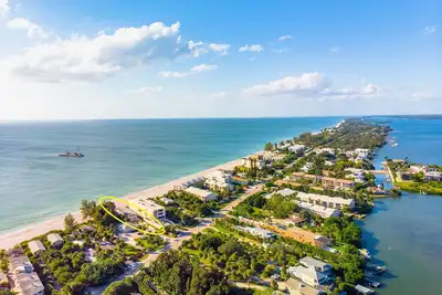 Image de Beach Front unit 8 ground floor - Steps From The Ocean