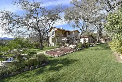 Image de 2 1/2 Acre Secluded Country Property minutes from Downtown Napa