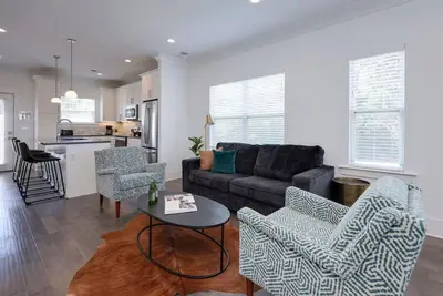 Image de 10 Mins To Broadway - Luxurious Gated Townhome