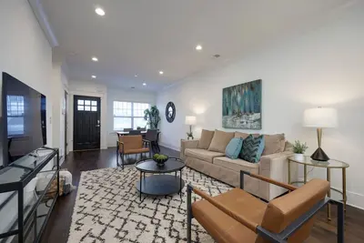 Image de 10 Mins To Broadway - Alluring Gated Townhome