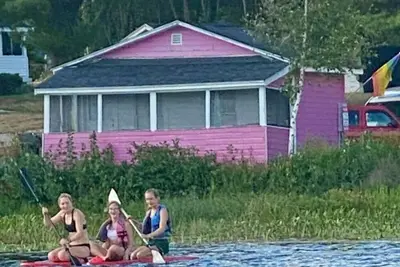 Image de Lakefront Pink Cottage