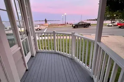 Image de Ocean front and 3 beaches across, parks, short walk to historic downtown!