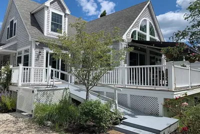 Image de Beautiful Coastal Loft - 5 Minute Walk to Beach