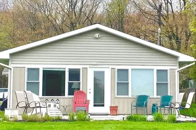 Image de Sweetwater Cottage on channel of Lower Hamlin Lake