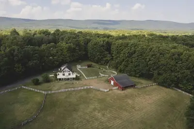 Image de Spacious 4-bedroom home on 5 acre farm near Minnewaska State Park