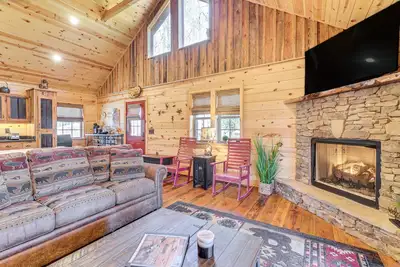 Image de Hot Tub + Fire Pit: Dog-Friendly Cabin in Murphy!