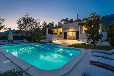 Villa with pool and jacuzzi