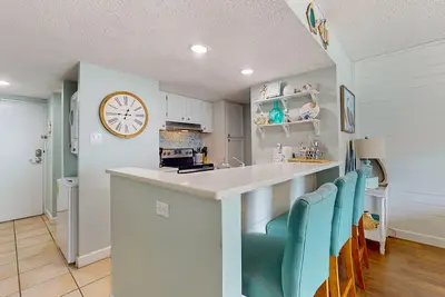 Image de Adorable Studio on Beach W/ Shared Pool, Private Balcony, & Beach Access