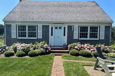 Image de July 5-12 Available! Peaceful prime spot -walk to beach & town. Huge yard.