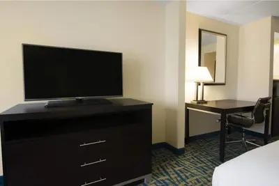 2 Convenient Units, Free Parking Onsite! Near Savannah National Wildlife Refuge