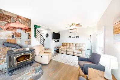Charming Ocean View Home w/ Free WiFi & Private Washer/Dryer - Dogs Welcome