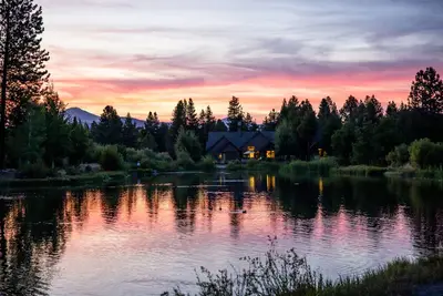 Image de Cozy Caldera Cabin with Hot Tub, Lake Views & Pet Friendly