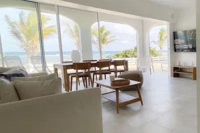 Image de ❤️ Crystal Blue Beach villa feet in the water