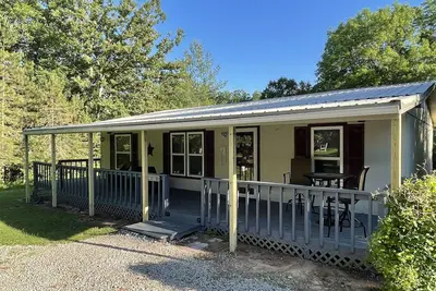 Image de 3 Bedroom 2 Bath Cabin nestled in the woods minutes from Mark Twain Lake.