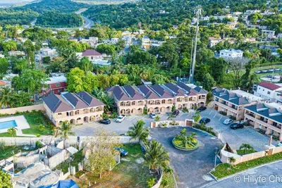 Image de Luxurious  apartment with all amenities. Beach view  from the roof gazebo.