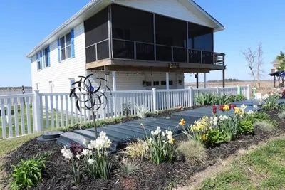 Image de Quiet dog friendly home overlooking nature preserve, 1 block from private beach.