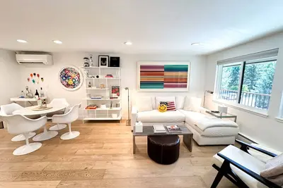 Image de Luxury 1 bd/1 bth, 3 blocks to Gondola, top floor