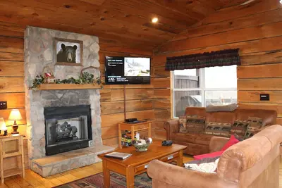 Image de 1. 3 miles from Dollywood & Dollywood's Splash Country; Hot Tub; Sleeps Eight