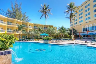 Image de Adventure Awaits! 2 Sleek Units, Near Contemporary Art Museum, Pool, Jet Skiing