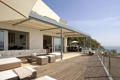 Image de An exclusive and luxurious villa with breathtaking sea views, pool and jacuzzi.
