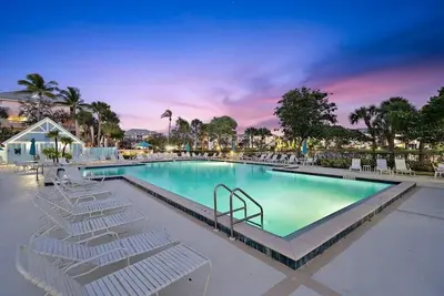 Image de Luxury 2/2 Resort Condo w Lake View close to beach