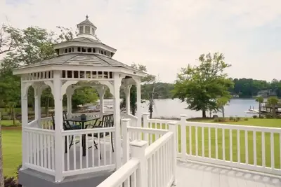 Image de Amazing lake house on Lake Murray, Columbia w/ private dock, outdoor kitchen.
