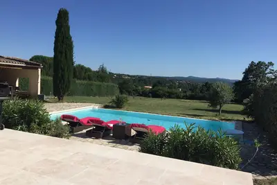 Image de Très belle maison avec sa piscine à débordement chauffée vue sur Barjac